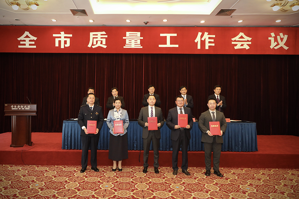 2海大生物新葡萄8883官网AMG创始人、董事长单俊伟（右二）上台领奖.jpg